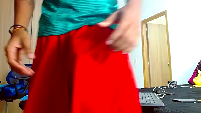 Snapshot of skinny23cm chatting on January 7, 9:40 am skinny23cm online show from January 7, 9:40 am