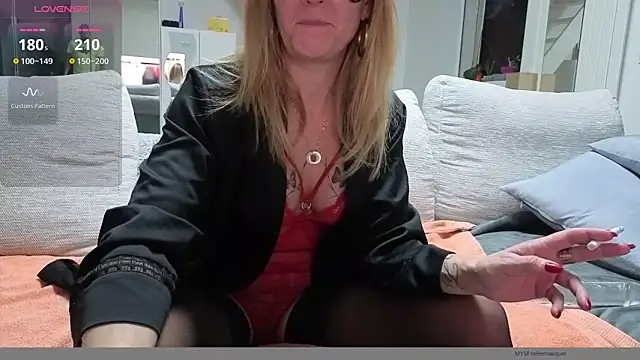 Snapshot of bellemasquer chatting on November 10, 10:59 pm bellemasquer online show from November 10, 10:59 pm