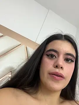 CoralineRusso1 online show from November 19, 6:35 am