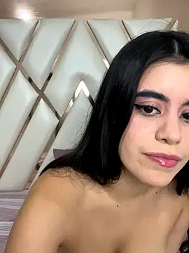 CoralineRusso1 online show from November 14, 7:01 am