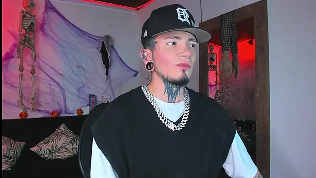 tyler jones  online show from October 28, 4:35 am