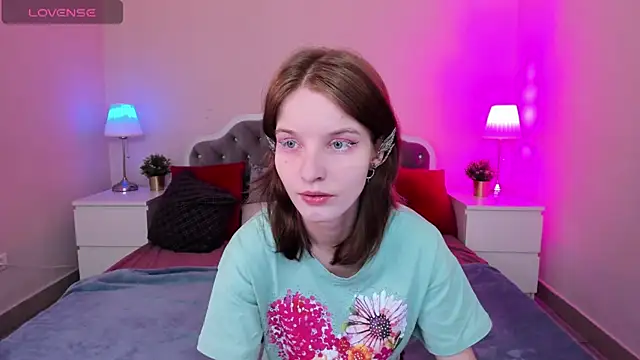 Snapshot of Madelaineses chatting on October 7, 9:21 am Madelaineses online show from October 7, 9:21 am