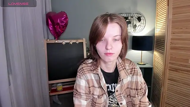 Snapshot of Madelaineses chatting on October 17, 11:23 am Madelaineses online show from October 17, 11:23 am