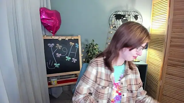 Snapshot of Madelaineses chatting on November 6, 9:13 am Madelaineses online show from November 6, 9:13 am