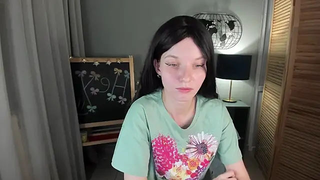 Snapshot of Madelaineses chatting on November 26, 9:20 am Madelaineses online show from November 26, 9:20 am