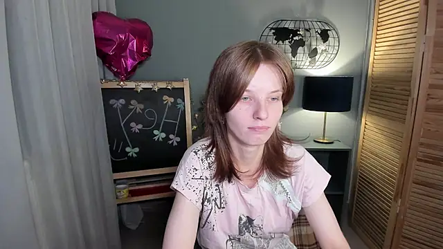 Snapshot of Madelaineses chatting on November 12, 9:57 am Madelaineses online show from November 12, 9:57 am