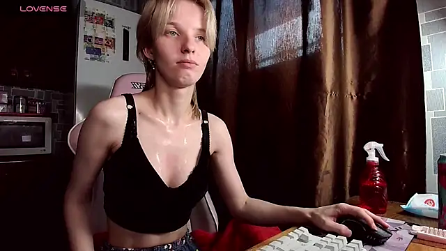 Snapshot of Madelaineses chatting on June 14, 2:24 am Madelaineses online show from June 14, 2:24 am