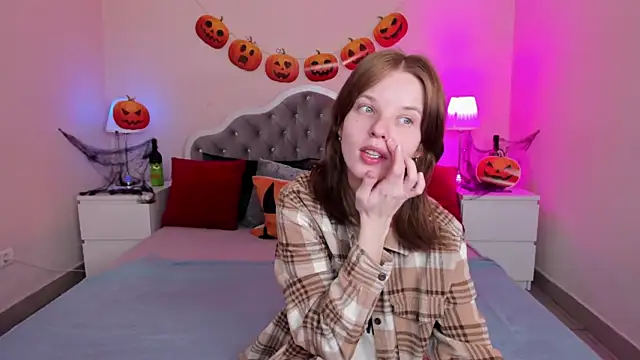 Snapshot of Madelaineses chatting on October 22, 10:04 am Madelaineses online show from October 22, 10:04 am