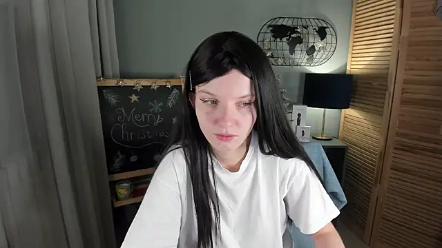 Snapshot of Madelaineses chatting on December 18, 8:41 am Madelaineses online show from December 18, 8:41 am