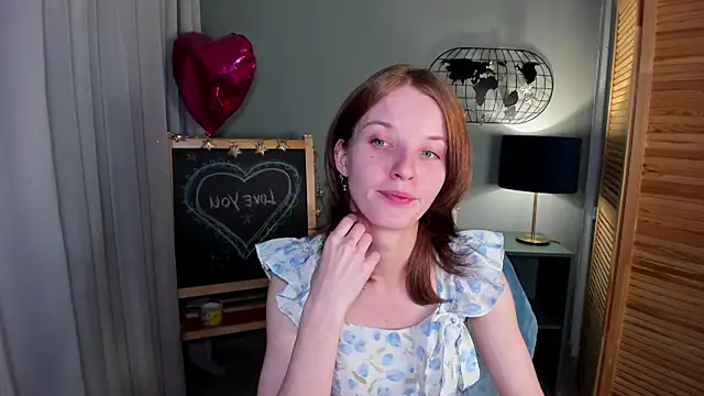 Snapshot of Madelaineses chatting on October 5, 10:50 am Madelaineses online show from October 5, 10:50 am