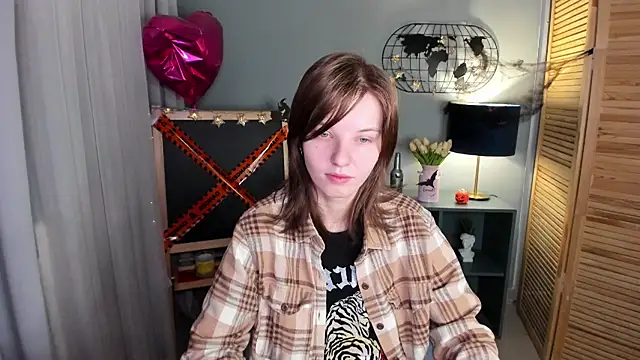 Snapshot of Madelaineses chatting on October 21, 9:19 am Madelaineses online show from October 21, 9:19 am