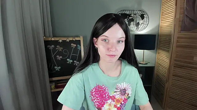 Snapshot of Madelaineses chatting on November 30, 8:37 am Madelaineses online show from November 30, 8:37 am