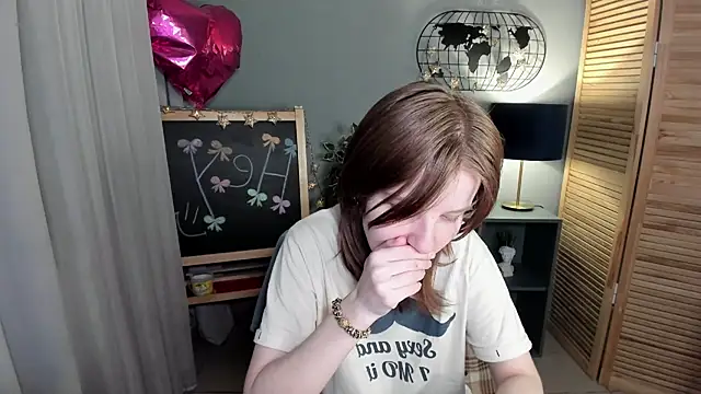 Snapshot of Madelaineses chatting on November 9, 9:13 am Madelaineses online show from November 9, 9:13 am