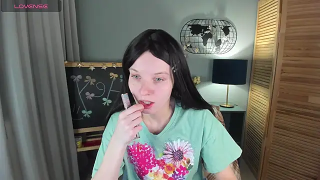 Snapshot of Madelaineses chatting on November 29, 10:04 am Madelaineses online show from November 29, 10:04 am