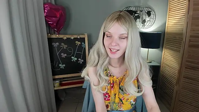 Snapshot of Madelaineses chatting on November 15, 9:24 am Madelaineses online show from November 15, 9:24 am