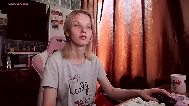 Snapshot of Madelaineses chatting on June 12, 8:01 am Madelaineses online show from June 12, 8:01 am