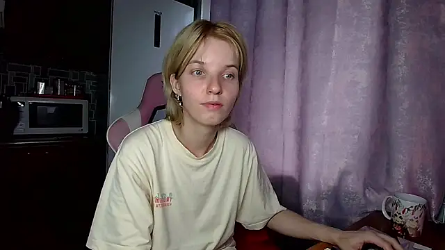Snapshot of Madelaineses chatting on July 31, 11:53 am Madelaineses online show from July 31, 11:53 am