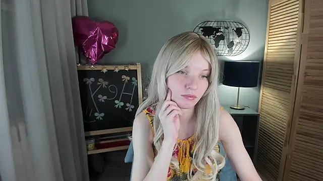 Snapshot of Madelaineses chatting on November 16, 10:09 am Madelaineses online show from November 16, 10:09 am