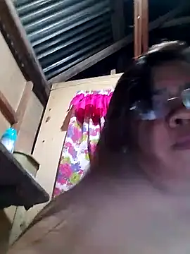 Snapshot of Huge_mama69 chatting on October 15, 5:32 pm Huge mama69 online show from October 15, 5:32 pm