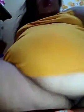 Snapshot of Huge_mama69 chatting on April 26, 4:37 pm Huge mama69 online show from April 26, 4:37 pm