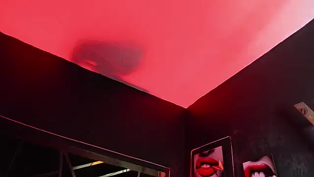 EmilyDuran  online show from April 11, 7:45 am