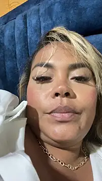 EmilyDuran  online show from April 3, 3:35 am