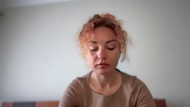 Reddgiirl online show from April 20, 8:06 am