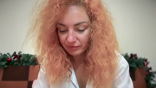 Snapshot of Reddgiirl chatting on November 30, 12:11 am Reddgiirl online show from November 30, 12:11 am