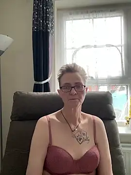 Snapshot of Curvy-Jinx chatting on February 6, 8:32 am Curvy-Jinx online show from February 6, 8:32 am