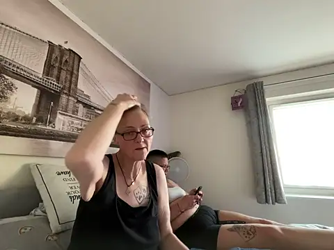 Snapshot of Curvy-Jinx chatting on May 24, 7:03 pm Curvy-Jinx online show from May 24, 7:03 pm
