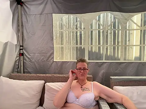 Snapshot of Curvy-Jinx chatting on July 9, 8:48 am Curvy-Jinx online show from July 9, 8:48 am
