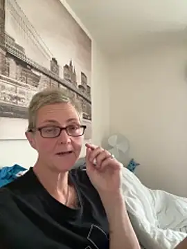 Curvy-Jinx online show from November 6, 8:29 am