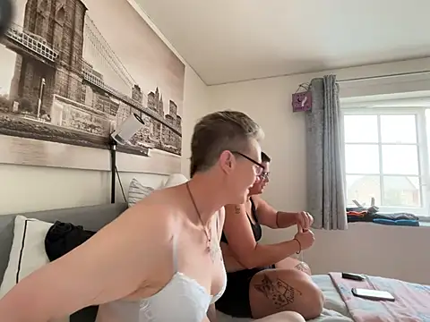 Snapshot of Curvy-Jinx chatting on July 14, 12:00 pm Curvy-Jinx online show from July 14, 12:00 pm