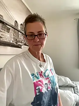 Snapshot of Curvy-Jinx chatting on October 15, 7:49 am Curvy-Jinx online show from October 15, 7:49 am