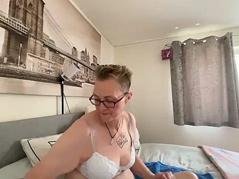 Snapshot of Curvy-Jinx chatting on July 10, 10:59 am Curvy-Jinx online show from July 10, 10:59 am