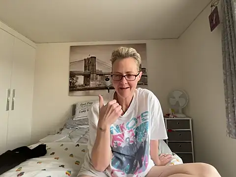 Curvy-Jinx online show from April 17, 7:33 am