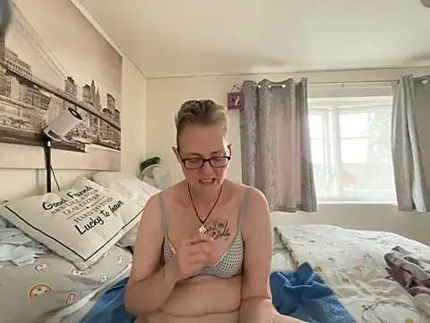 Snapshot of Curvy-Jinx chatting on June 23, 8:34 am Curvy-Jinx online show from June 23, 8:34 am