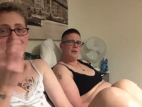 Snapshot of Curvy-Jinx chatting on February 7, 9:34 pm Curvy-Jinx online show from February 7, 9:34 pm