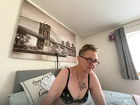 Snapshot of Curvy-Jinx chatting on June 30, 12:38 pm Curvy-Jinx online show from June 30, 12:38 pm