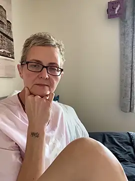 Curvy-Jinx online show from November 17, 9:24 am