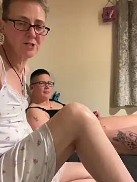 Snapshot of Curvy-Jinx chatting on February 3, 9:09 pm Curvy-Jinx online show from February 3, 9:09 pm