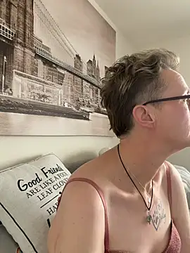 Snapshot of Curvy-Jinx chatting on February 20, 9:11 am Curvy-Jinx online show from February 20, 9:11 am