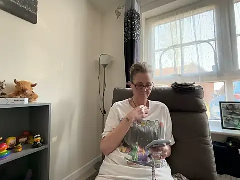 Curvy-Jinx online show from March 19, 8:25 am