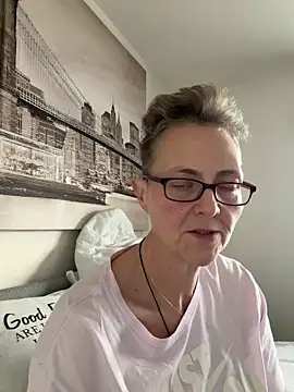 Snapshot of Curvy-Jinx chatting on February 23, 8:26 am Curvy-Jinx online show from February 23, 8:26 am