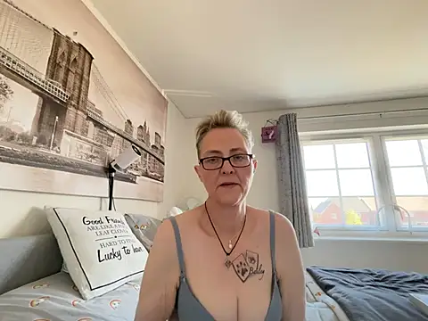 Curvy-Jinx online show from April 7, 8:16 am