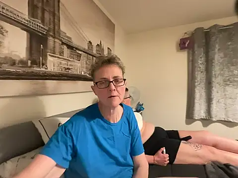 Snapshot of Curvy-Jinx chatting on February 23, 8:31 pm Curvy-Jinx online show from February 23, 8:31 pm