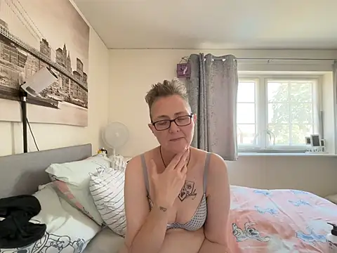 Snapshot of Curvy-Jinx chatting on July 11, 10:48 am Curvy-Jinx online show from July 11, 10:48 am