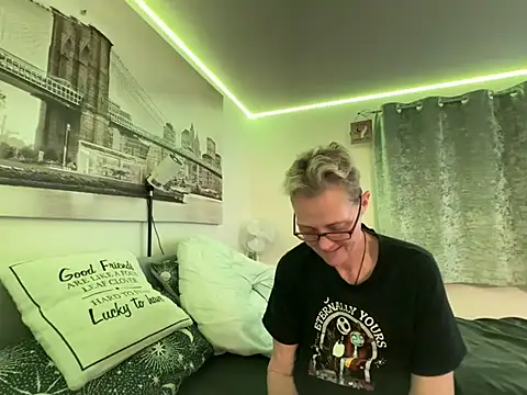 Curvy-Jinx online show from March 28, 9:05 pm