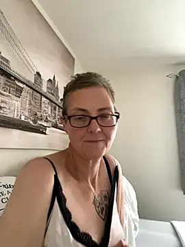Snapshot of Curvy-Jinx chatting on October 19, 1:36 pm Curvy-Jinx online show from October 19, 1:36 pm