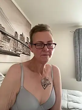 Snapshot of Curvy-Jinx chatting on October 16, 7:27 am Curvy-Jinx online show from October 16, 7:27 am